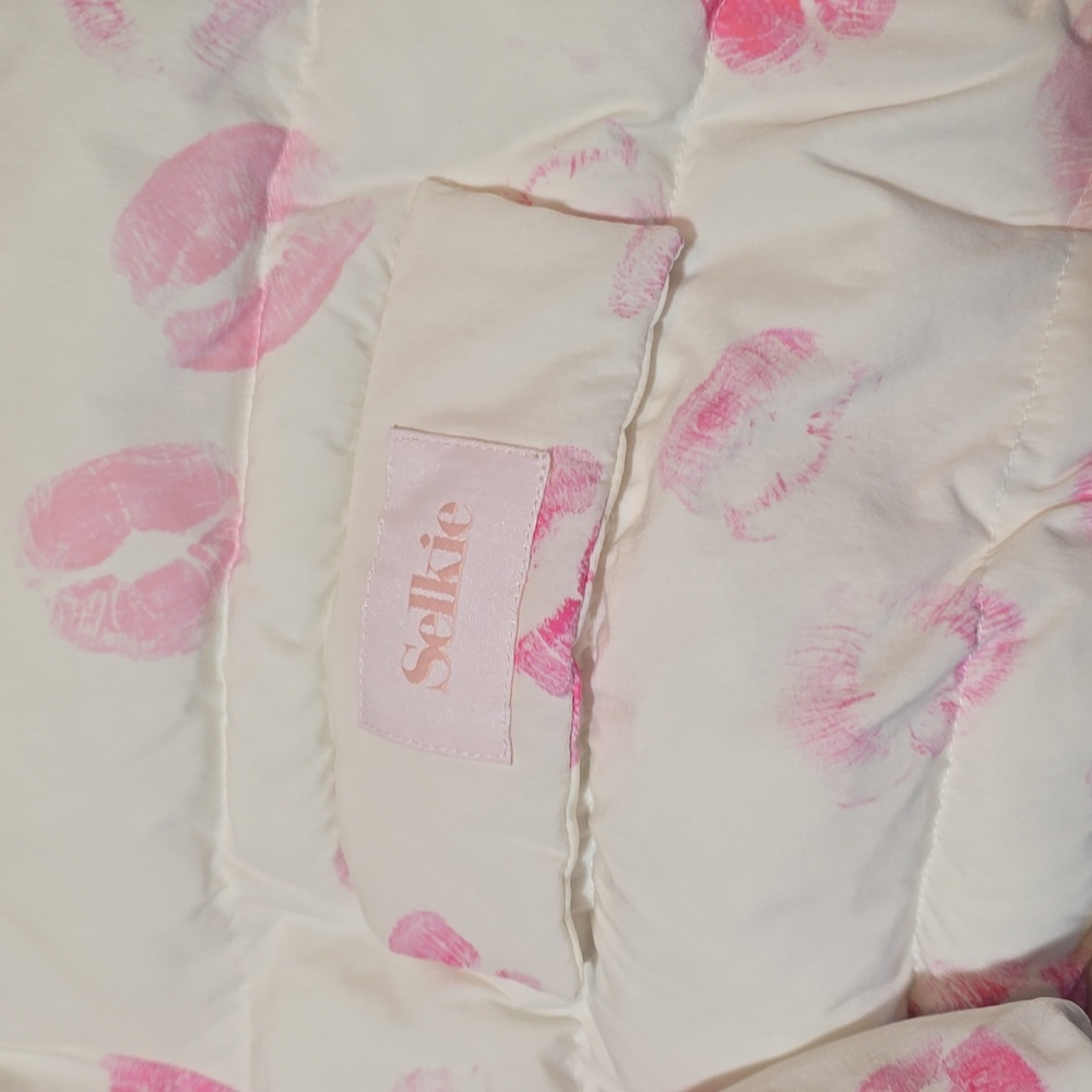 Selkie Kiss On Lips Hooded Puffer Jacket - Picture 7 of 10